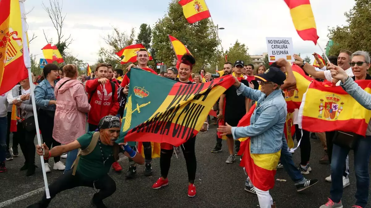 Els manifestants s'han concentrat davant de la comissaria de la Guàrdia Civil de Tarragona