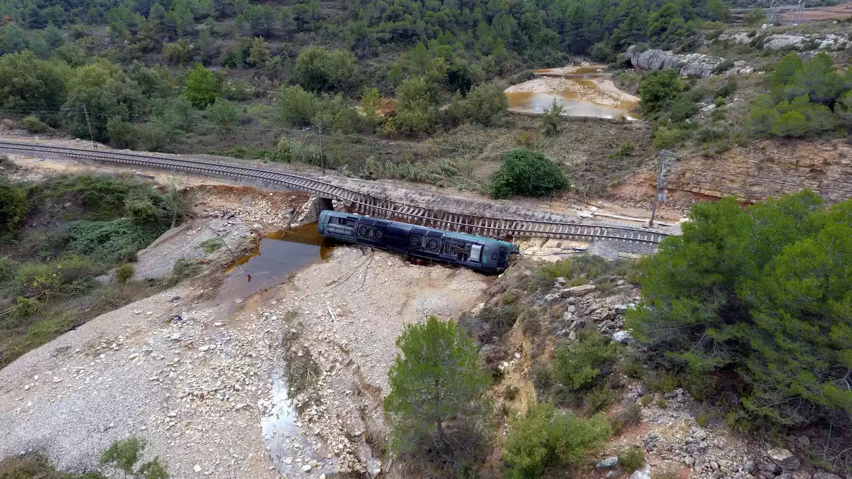 Imatge de la locomotora d'un tren de mercaderies bolcada al municipi de Vinaixa, a les Garrigues