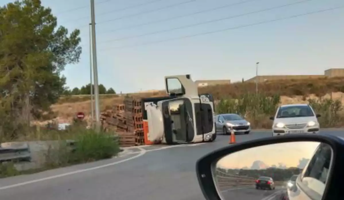 Imatge del camió carregat de palets que ha bolcat a l'A-27.