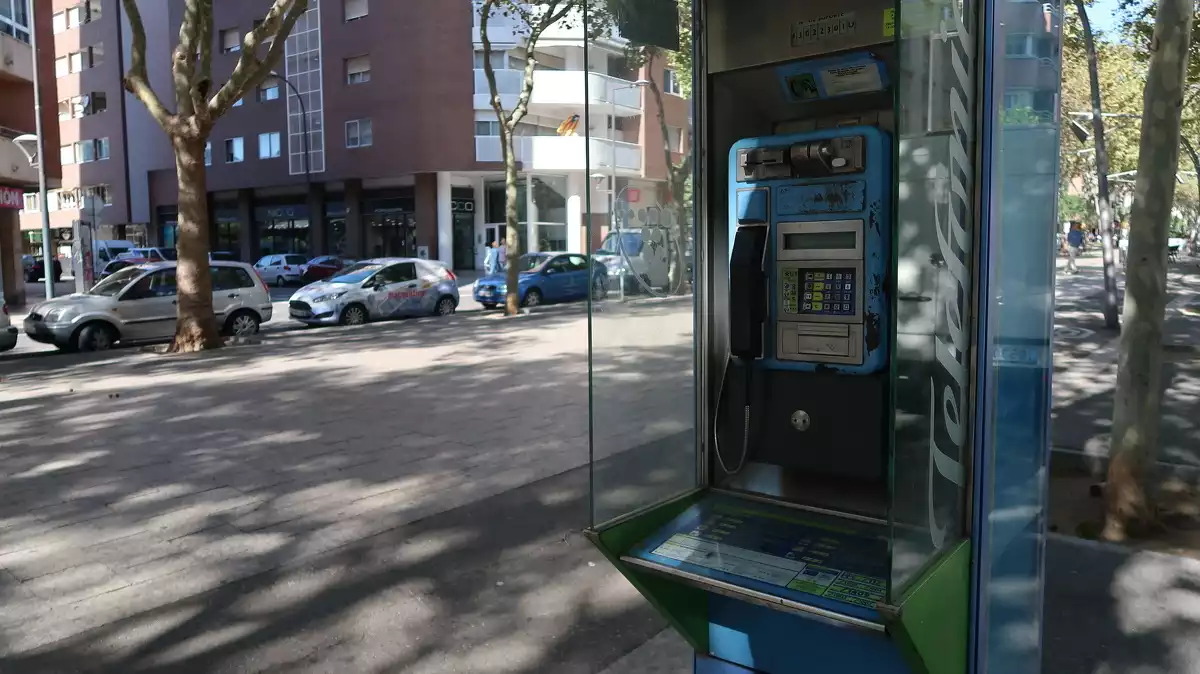 Imatge d'una cabina telefònica situada al passeig Prim de Reus