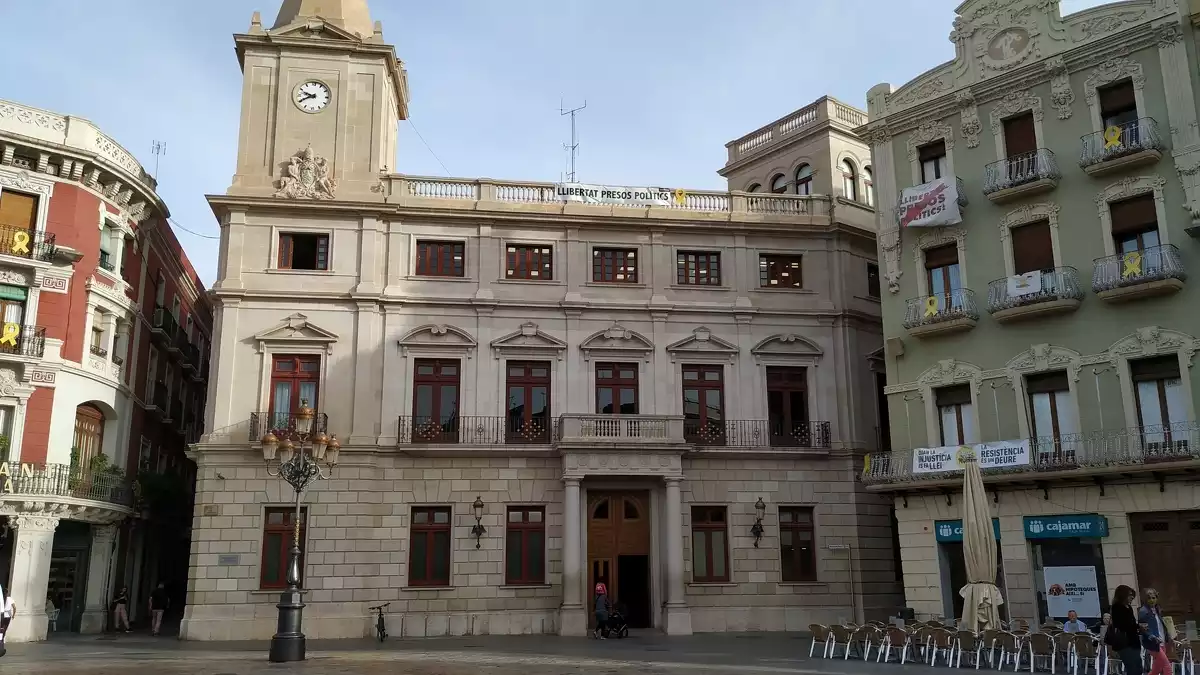 Imatge general de la façana de l'Ajuntament de Reus