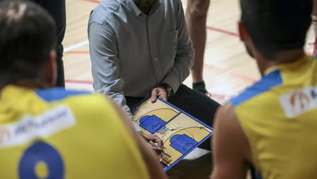 Jesús Muñiz donant instruccions als seus jugadors