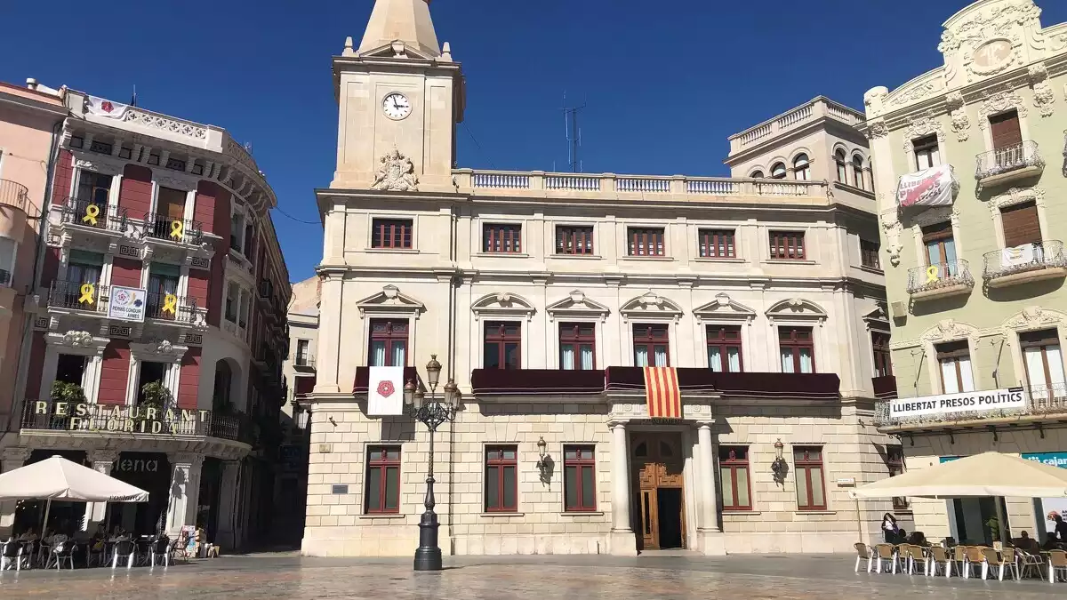 La pancarta s'ha traslladat a la seu de Junts per Catalunya, a tocar de l'Ajuntament