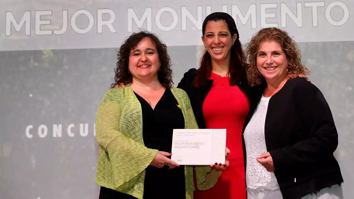 La regidora responsable de Serveis Funeraris Reus i Baix Camp, Montserrat Flores, recollint el premi