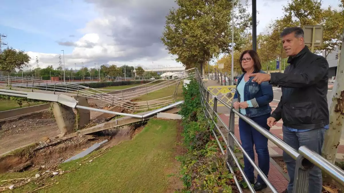 L'alcaldessa de Cambrils, Camí Mendoza, amb el regidor de Serveis, Lluís Abella, al costat de la passarel·la caiguda.