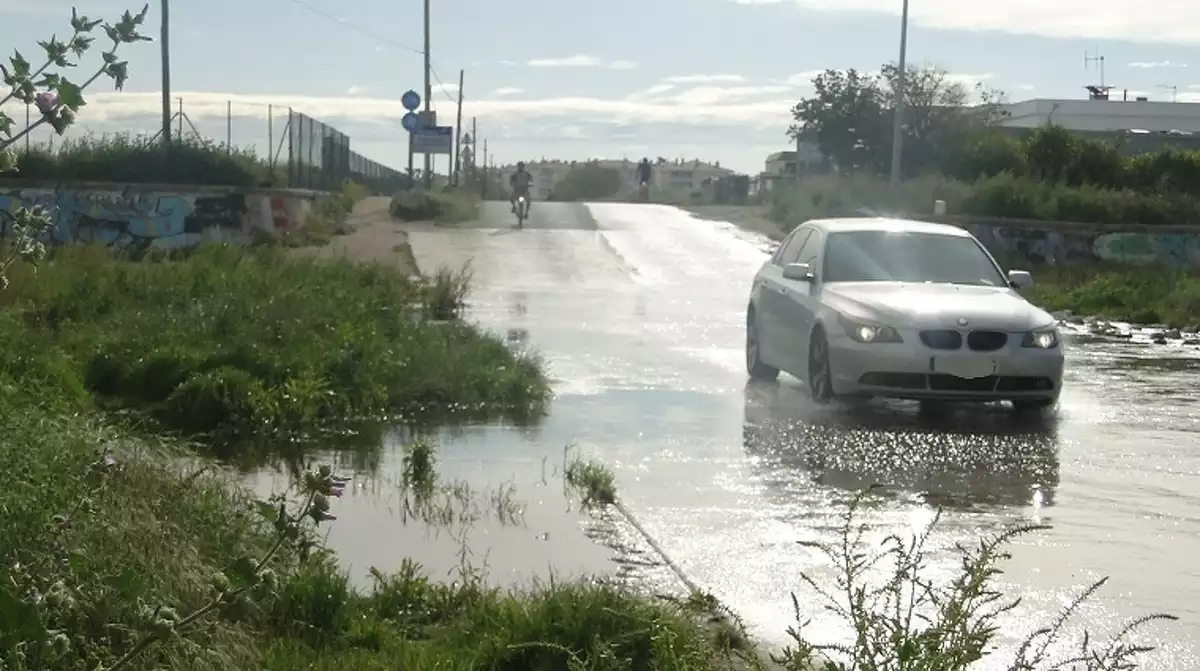 Les crescudes de la riera de la Bisbal provoquen inundacions a Sant Salvador.