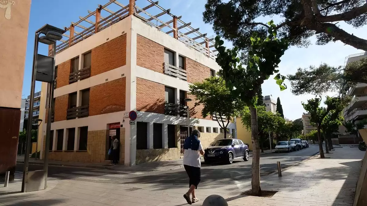 Imatge de l'edifici Bona Estada que es troba a la cantonada entre els carrers de Ponent i de Mestral.