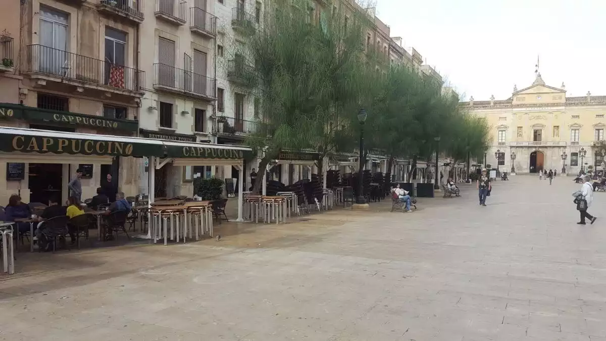 No tots els locals de restauració de la plaça de la Font s'han sumat a la vaga general a Tarragona.
