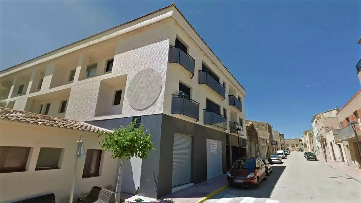Quatre famílies del carrer Nou de Puigdelfí s'han quedat sense llum perquè els propietaris del bloc s'han donat de baixa d'Endesa.