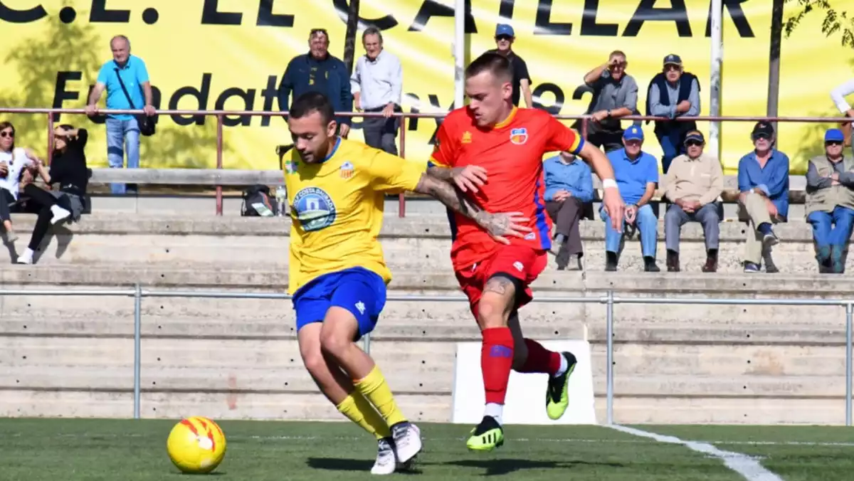 Un jugador del Martinenc pressionant a un del Catllar