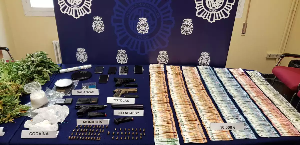 Imatge del material conisfcat en un operatiu de la Policia Nacional contra el tràfic de drogues a Saragossa i Salou.