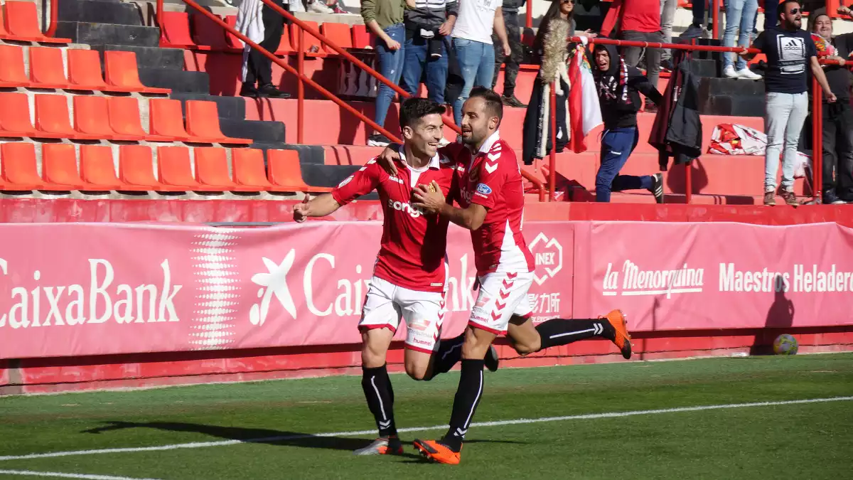 Bonilla celebra amb Giner el gol de penal marcat en el minut 31