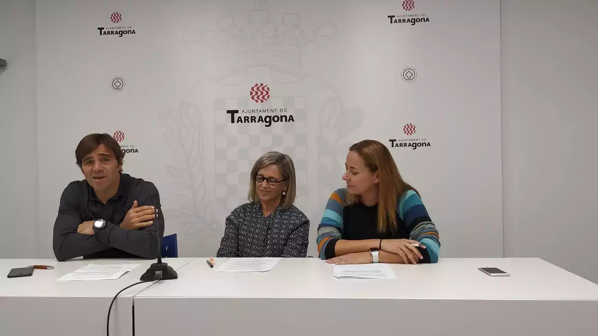 Dídac Nadal, Elvira Vidal i Cristina Guzman durant la presentació de les propostes de JxTGN pels pressupostos municipals.