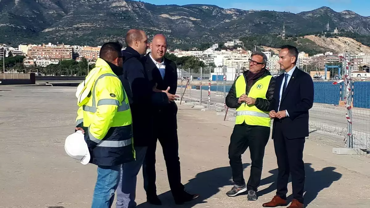 El gerent de Ports, Joan Pere Gómez, i l'alcalde de Sant Carles de la Ràpita, Josep Caparrós, durant la visita al moll comercial del port