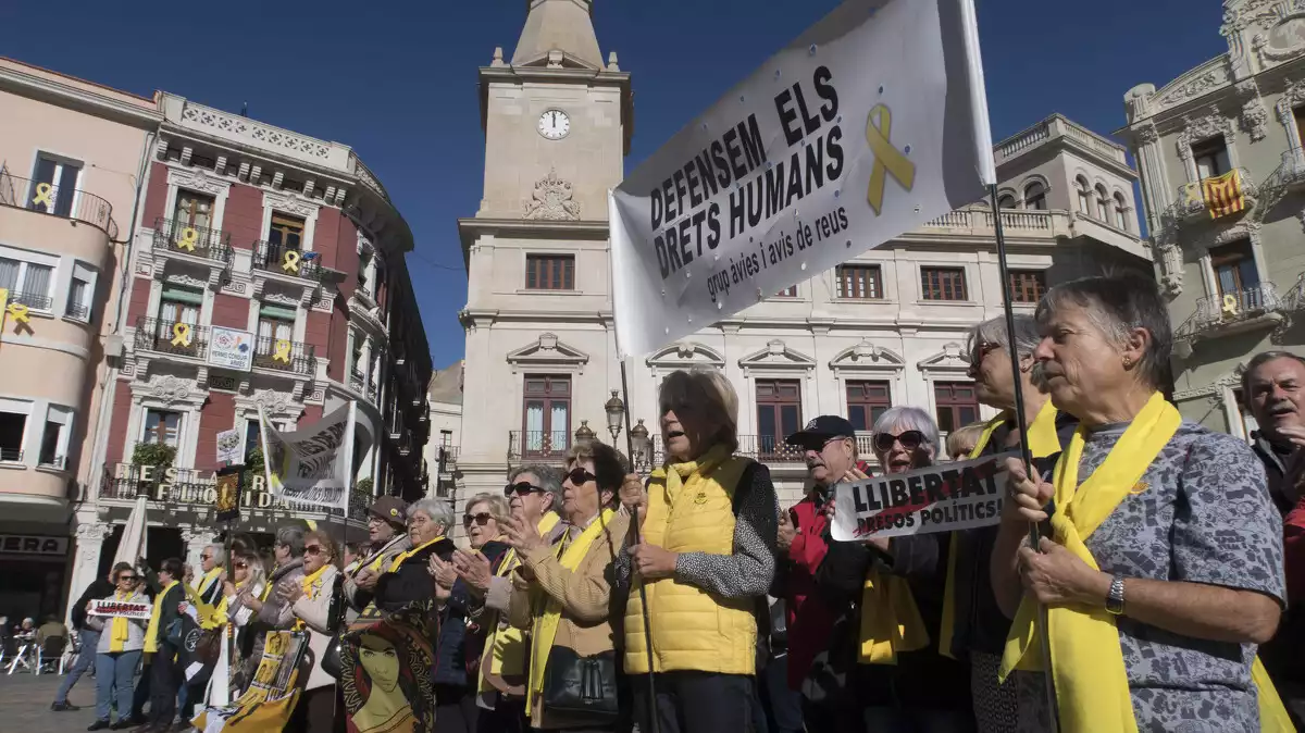 Els Avis i Àvies per la Llibertat de Reus es reuneixen cada dia a la plaça del Mercadal de Reus