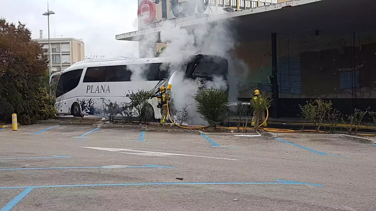 Crema la part posterior d'un autobús a Tarragona