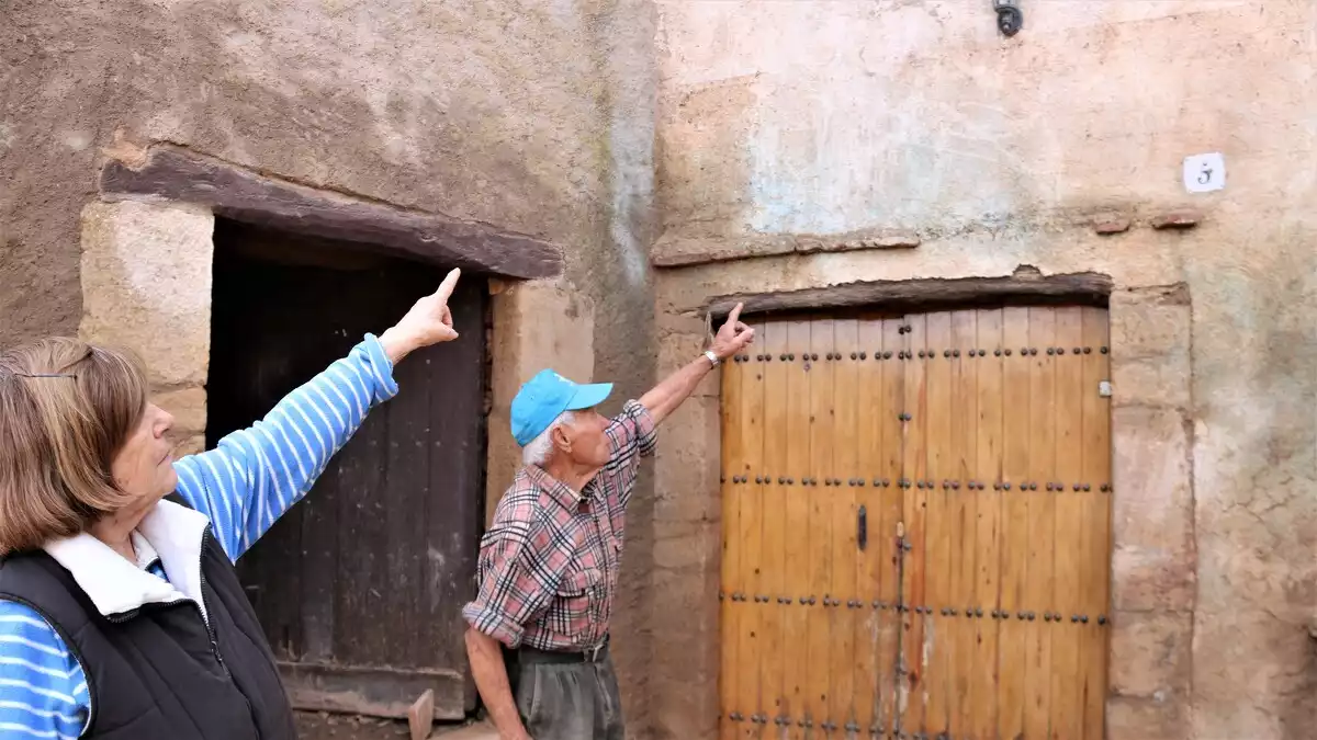Els propietaris del molí de Guasch, a l'Espluga de Francolí mostrant fins on va arribar el nivell de l'aigua amb la riuada