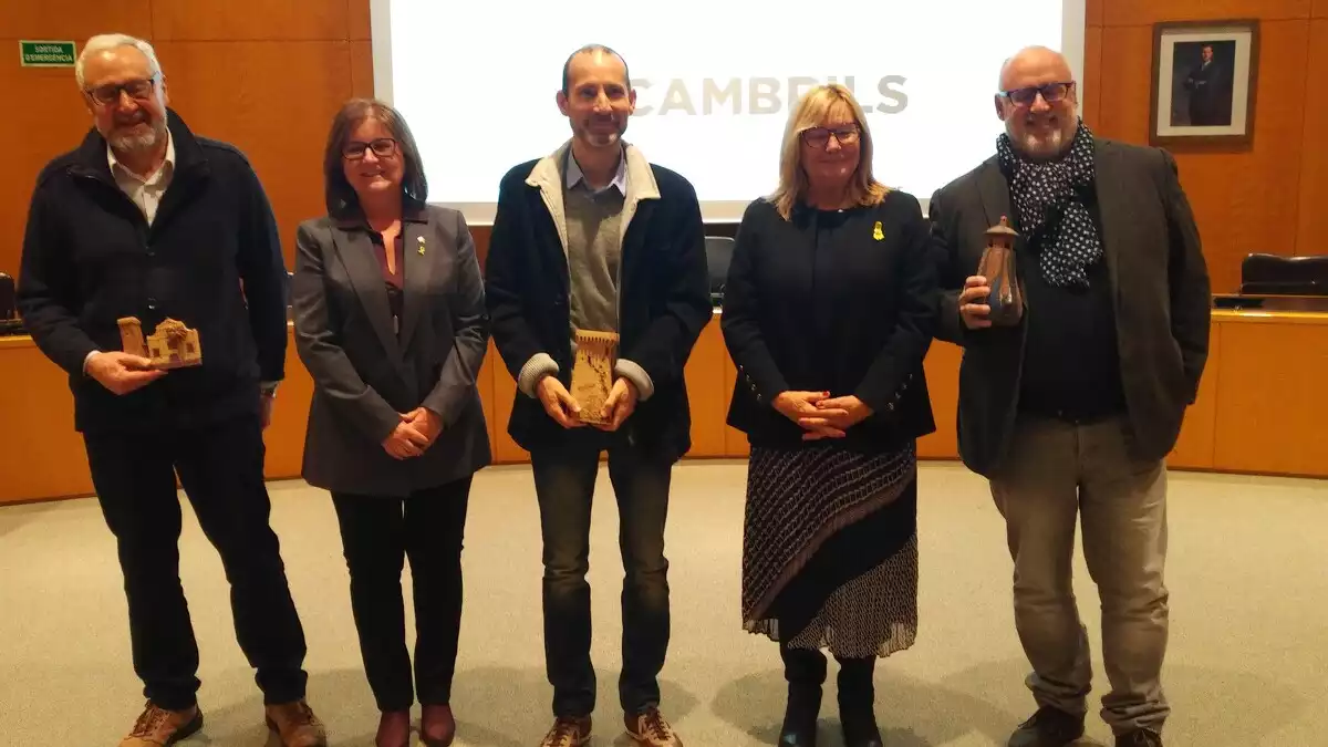 Heriberto Berón, Amadeu Vidal i Jordi Cervera acompanyats de l'alcaldessa de Cambrils i la regiroa de Cultura, Cinta Ballesté