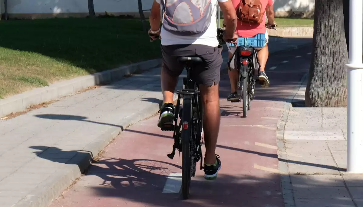 Imatge de dues bicicletes circulant per un carril bici de Cambrils.