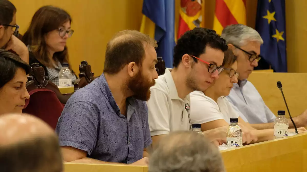 Imatge dels regidors de Vila-seca en Comú Mario Téllez i Carlos Cercós, durant un plenari.