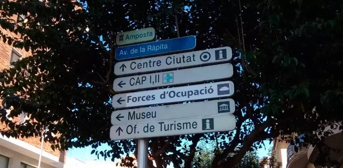 Imatge del cartell de la Guàrdia Civil que ha aparegut modificat a Amposta.