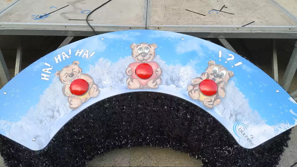 Imatge dels botons de l'ós interactiu de la plaça de la Llibertat.