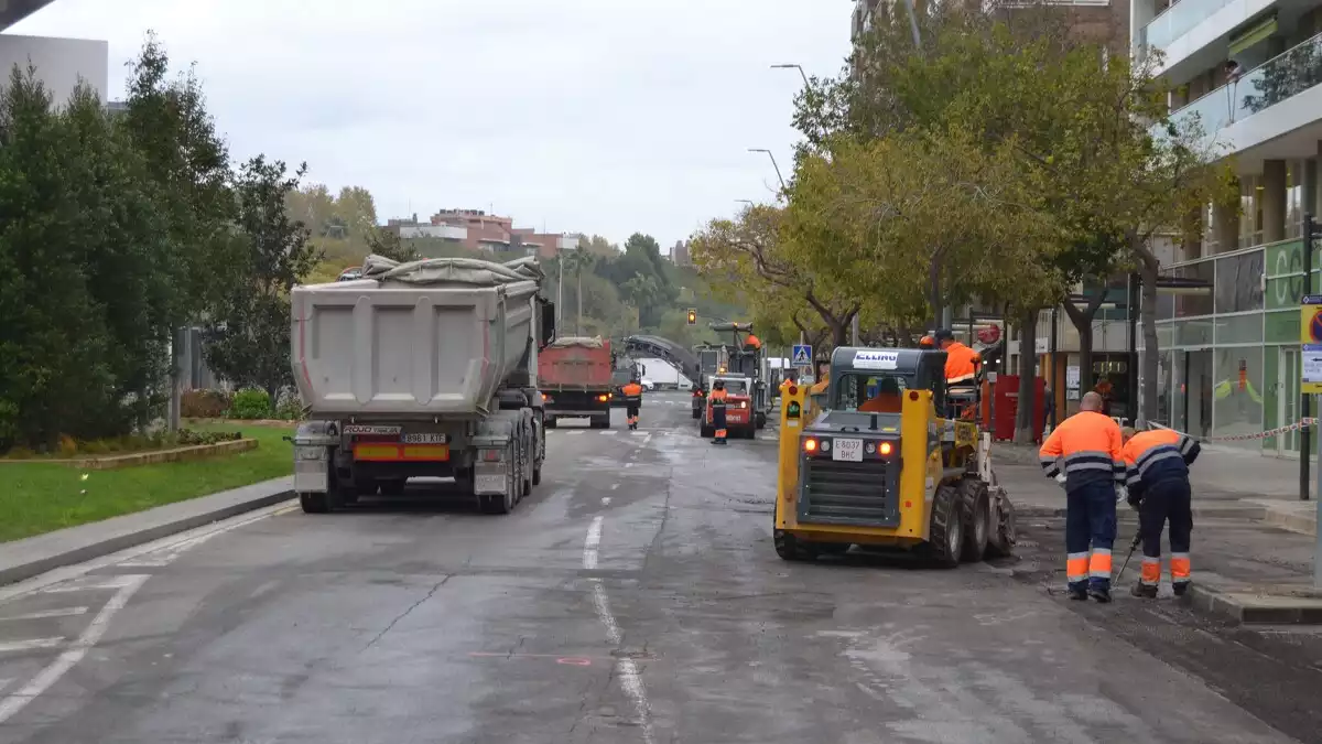 Imatge dels treballs d'asfaltat de l'avinguda de Sant Jordi de Reus