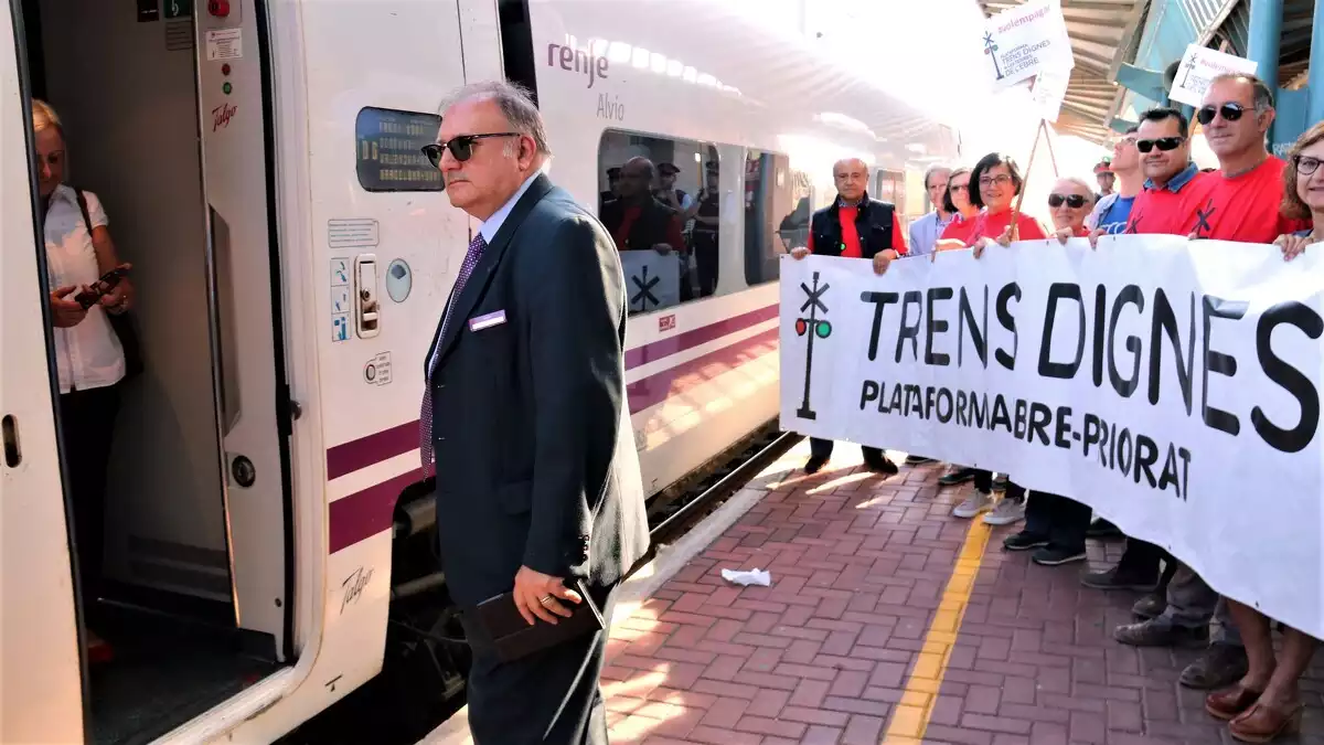 Imatge d'una protesta de Trens Dignes a l'estació de l'Aldea davant d'un tren Euromed