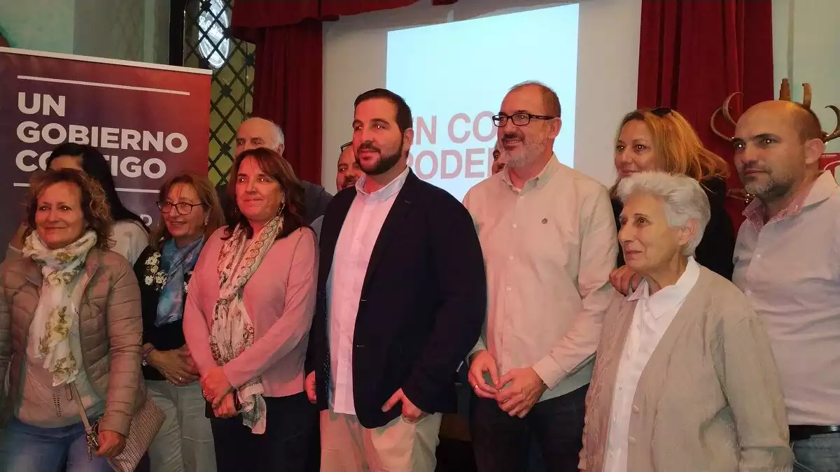 Ismael Cortés, al centre, amb els membres de la candidatura d'En Comú Podem per Tarragona.