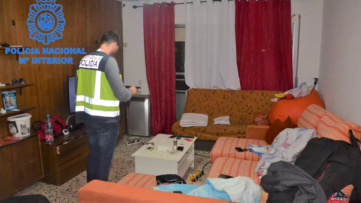 La policia espanyola durant el desmantellament d'uns pisos a Calafell on s'hi explotaven sexualment dones de nacionalitat brasilera