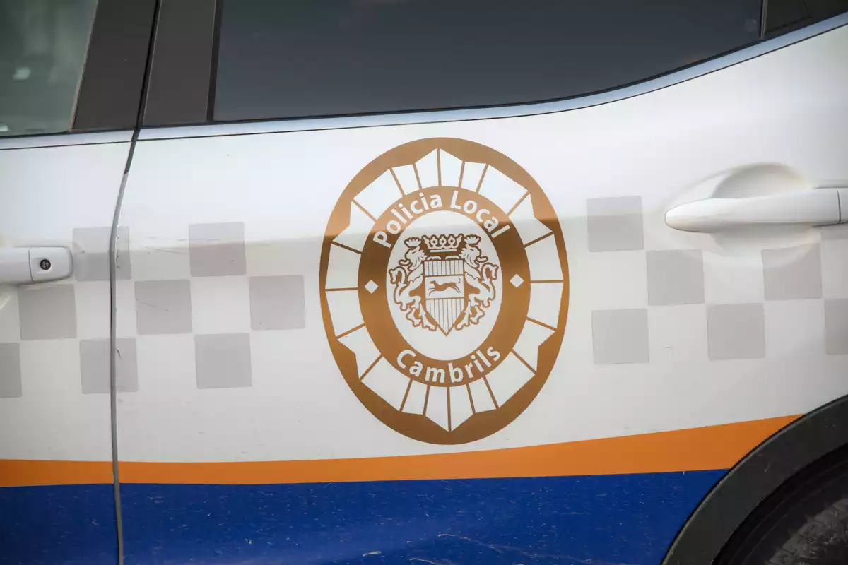 El logotip de la Policia Local de Cambrils estampat en un dels vehicles policials.