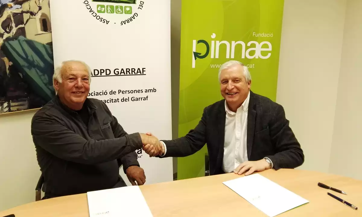 La signatura del conveni entre Pinnae i l'Associació de Persones amb Discapacitat.