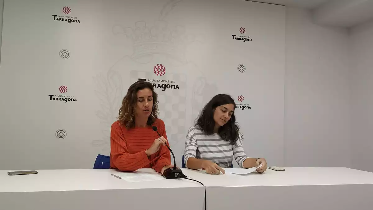 Laia Estrada i Eva Miguel, aquest dimarts, durant la roda de premsa per reclamar a l'equip de govern la negociació dels comptes.