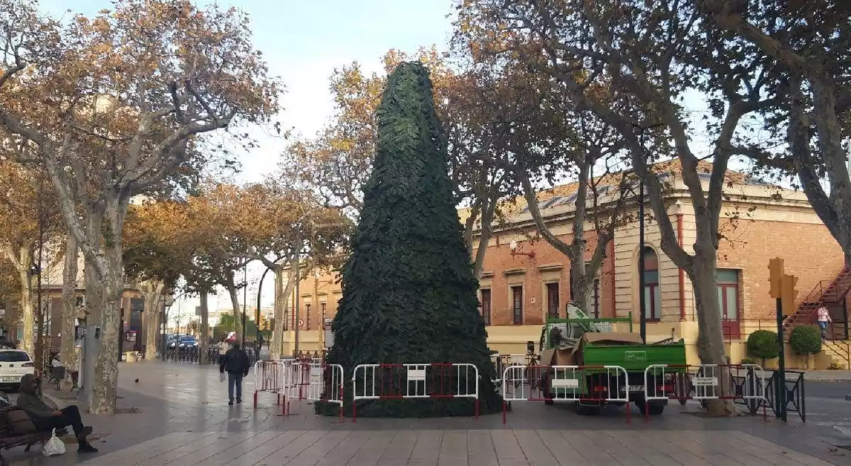 L'arbre de Nadal s'ha muntat aquest 2019 a la Rambla del Vendrell.