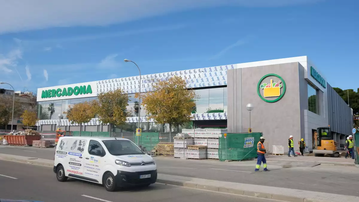 Imatge de les obres del nou supermercat Mercadona al Vial de Cavet, a Vilafortuny, Cambrils.