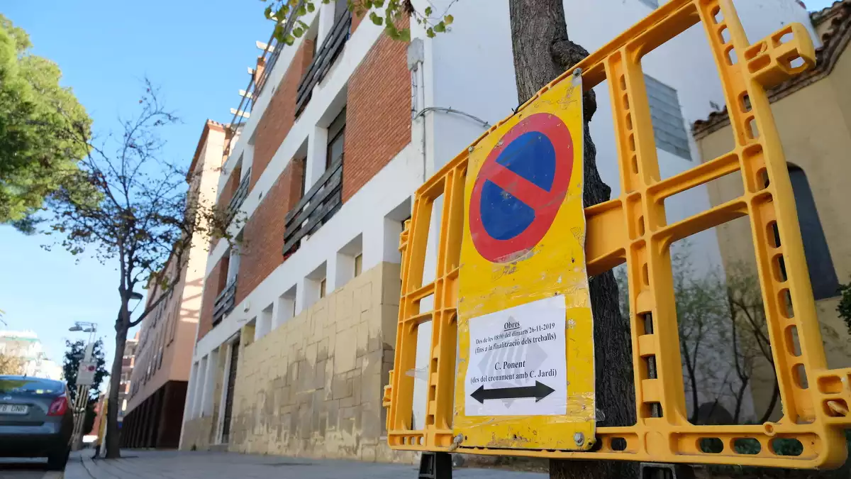 Una tanca d'obres al davant de l'antic Hostal Bona Estada de Salou, al carrer de Ponent.