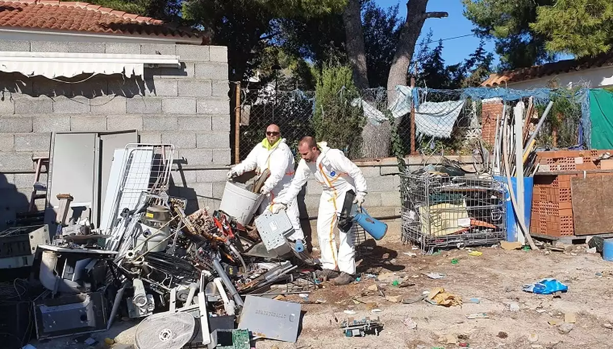 Operaris fent la neteja dels residus acumulats a la finca de Costa Cunit.