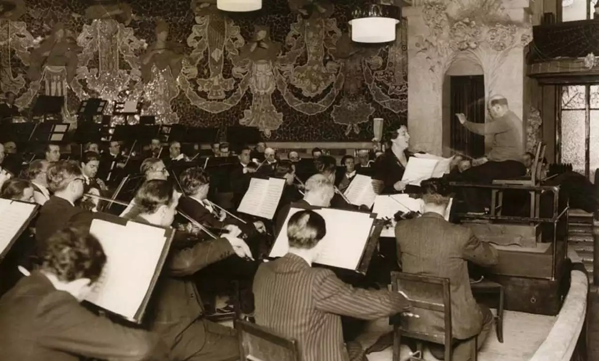 Pau Casals dirigint la seva orquestra en un assaig.