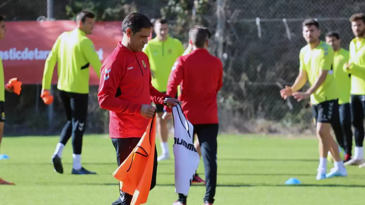 Toni Seligrat en el primer entrenament amb els seus nous jugadors