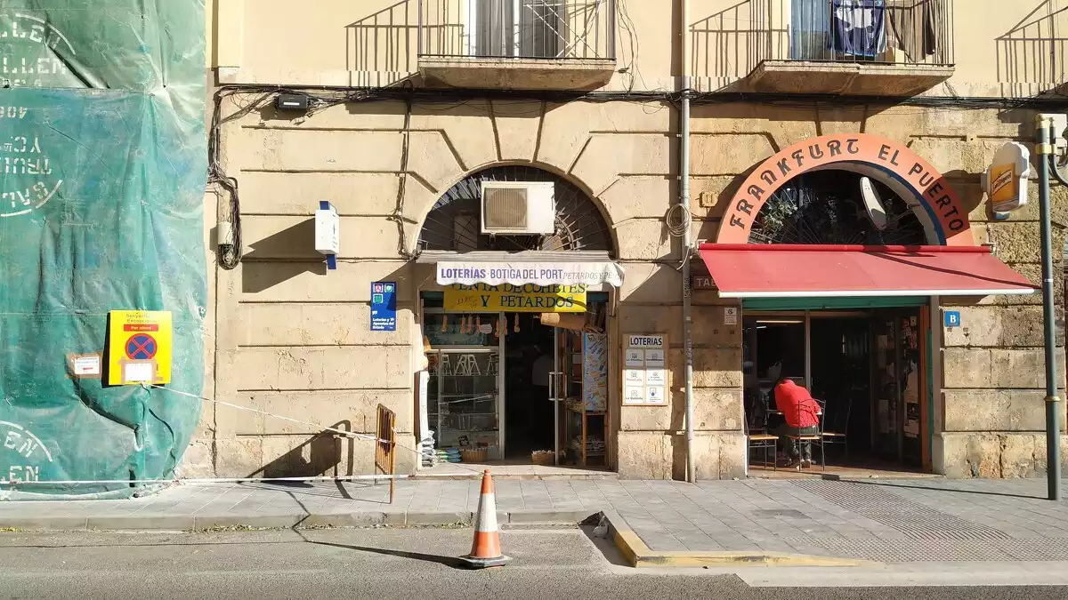 Uns lladres van robar pel mètode del butró en dos establiments del carrer Reial de Tarragona.