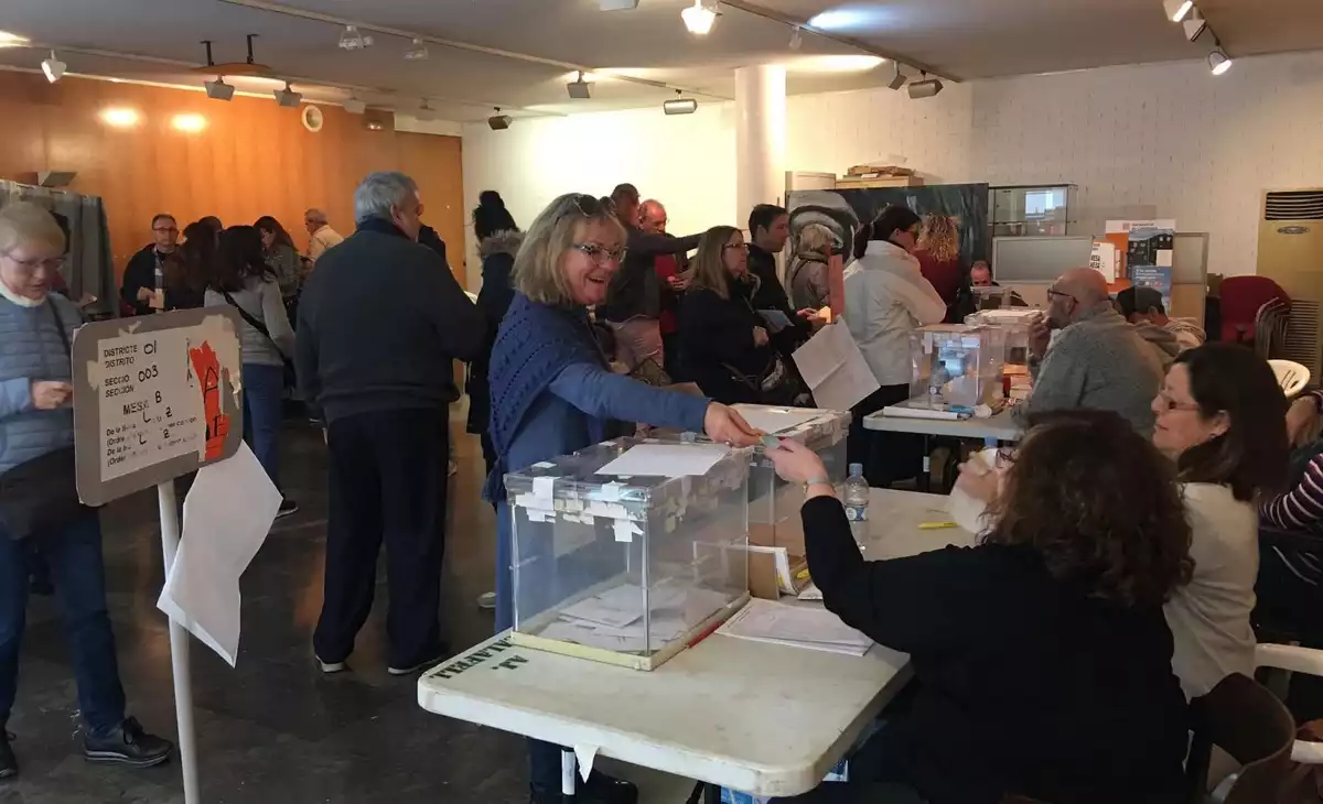 Votants a Calafell, aquest 10 de novembre.