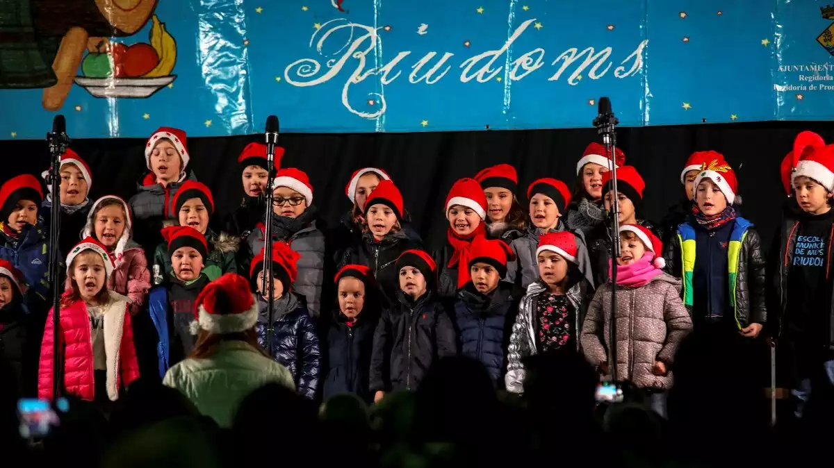 Alumnes de l'Escola de Música de Riudoms cantant nadales