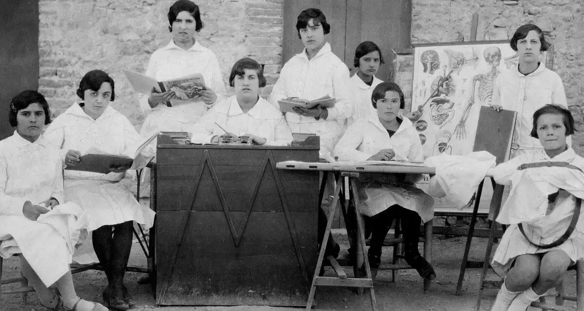 Alumnes del col·legi, a la dècada dels anys vint del segle XX.