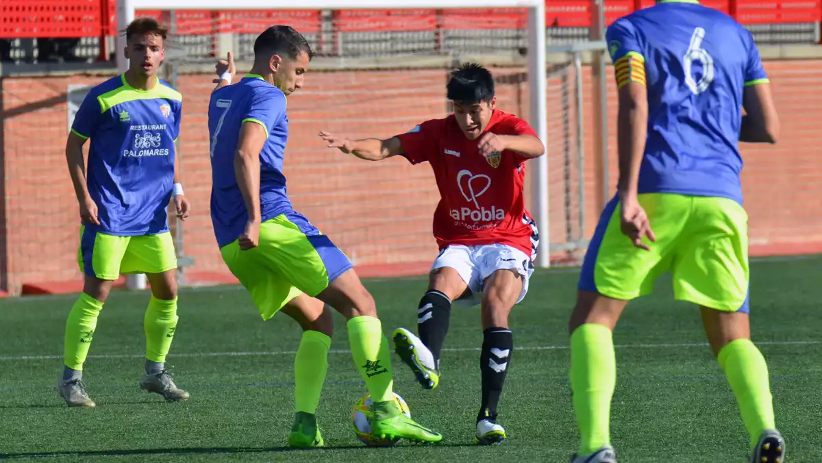 Carreón intenta controlar la pilota davant la pressió d'un jugador del Vilassar