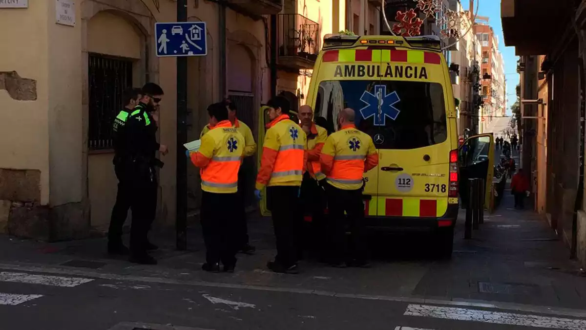 La Guàrdia Urbana de Tarragona i el SEM al carrer Reding de Tarragona on han trobat la persona morta a casa seva.