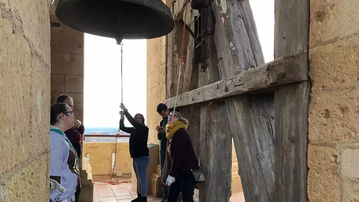 Imatge dels campaners de Reus tocant la campana Petra Clàudia i la de Sant Bernat