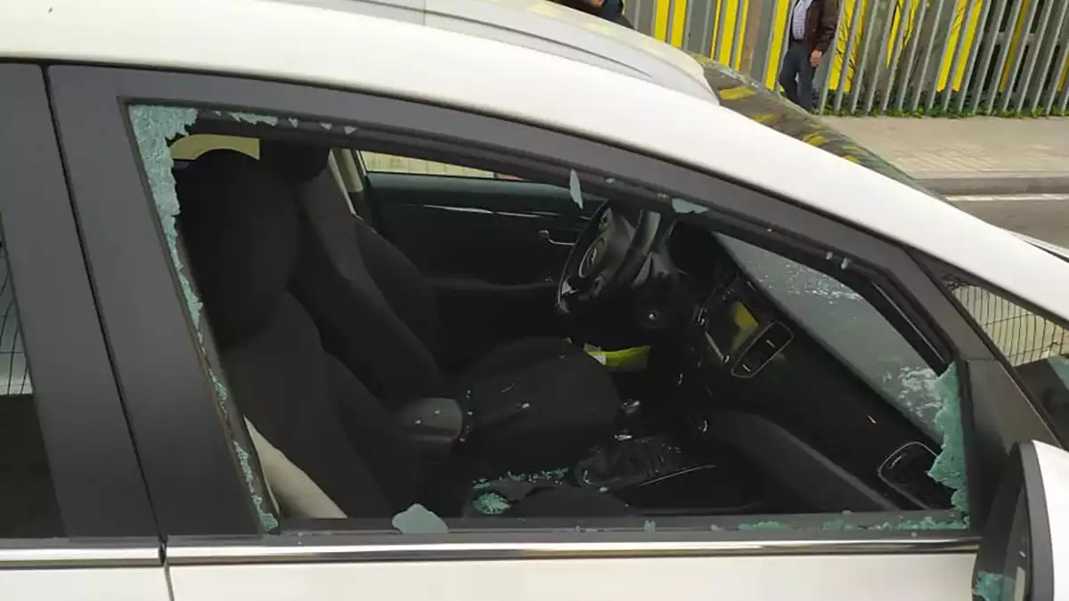 Imatge dels vidres trencats del cotxe estacionat al barri Mas Iglesias de Reus
