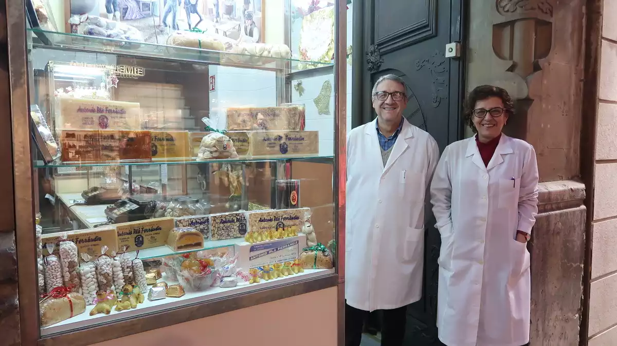 En Josep Espí i Sara Jerez regenten la botiga de turrons i dolços Antonio Plá Ferrándiz del carrer Llovera de Reus