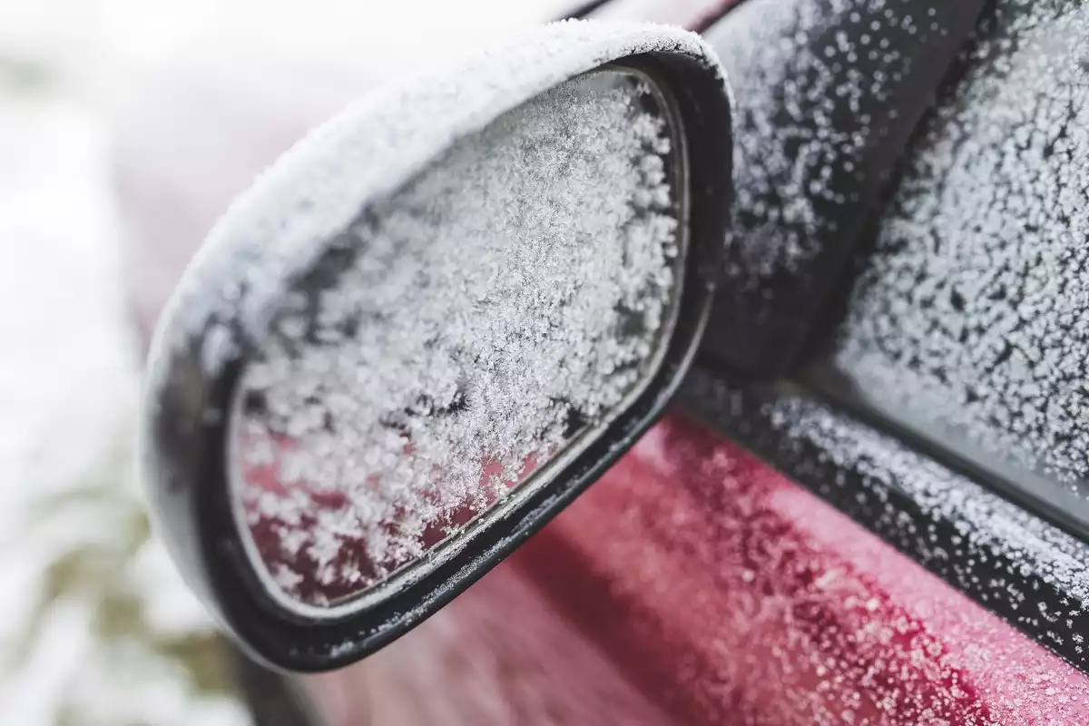 Hi ha elements essencials que s'han de portar sempre el cotxe per poder afrontar un episodi de baixes temperatures