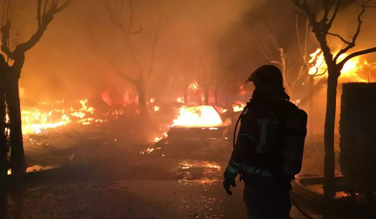 Imatge d'arxiu dels Bombers de la Generalitat treballant en un incendi